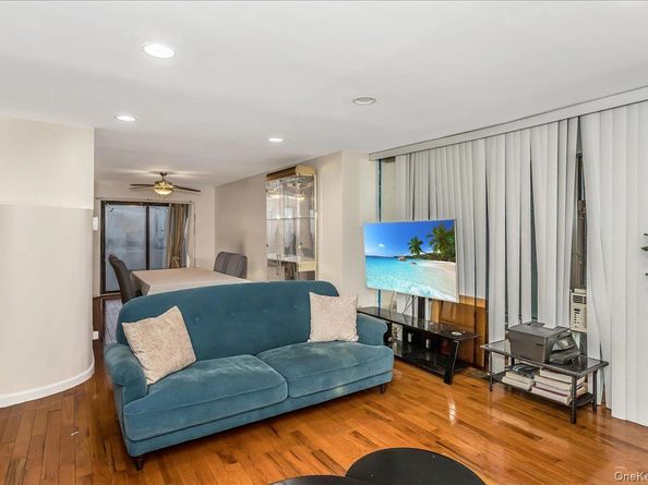 21 Vanderbilt Way 21, Valley Stream NY 11581