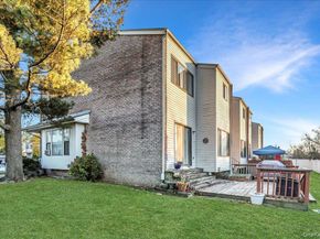 21 Vanderbilt Way 21, Valley Stream NY 11581