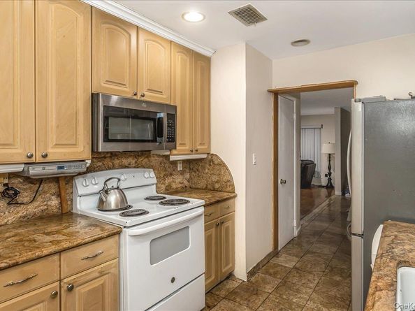 21 Vanderbilt Way 21, Valley Stream NY 11581