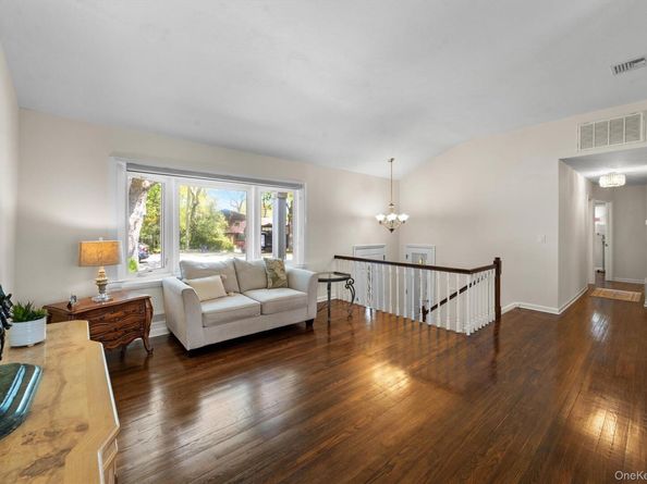 14 Skywood Court, Yonkers NY 10710