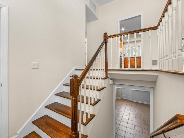 14 Skywood Court, Yonkers NY 10710