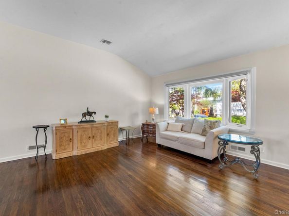 14 Skywood Court, Yonkers NY 10710