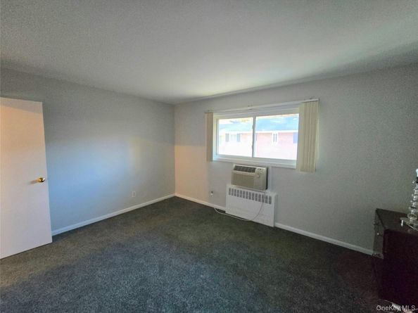 111 Edmunton Drive G4, North Babylon NY 11703