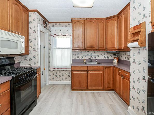 23 Stratford, Williston Park NY 11596