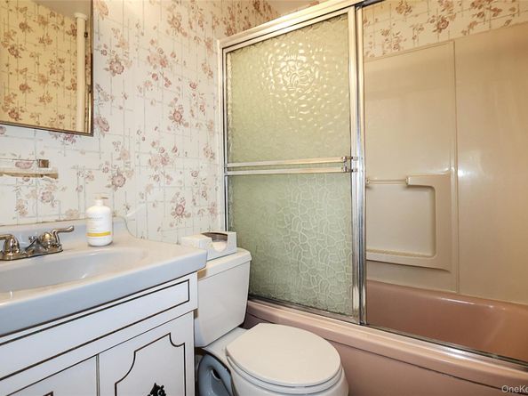 23 Stratford, Williston Park NY 11596