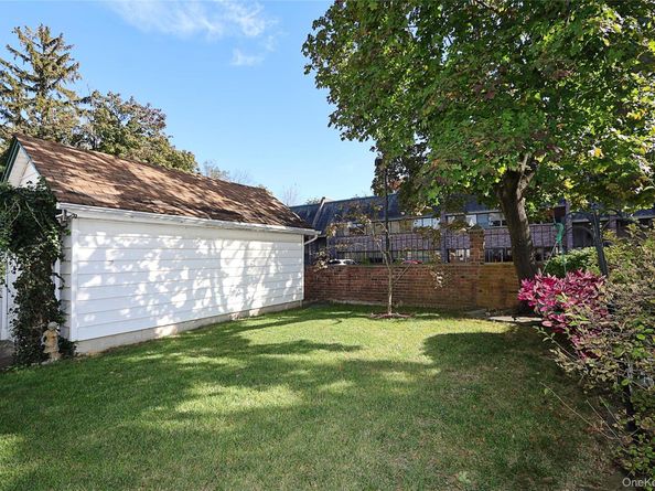 23 Stratford, Williston Park NY 11596