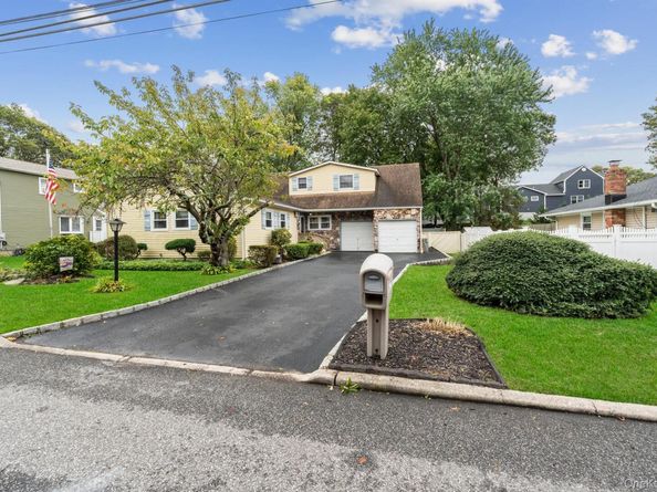 438 Lillian Boulevard, Holbrook NY 11741