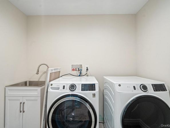 47 Netz Place, Albertson NY 11507