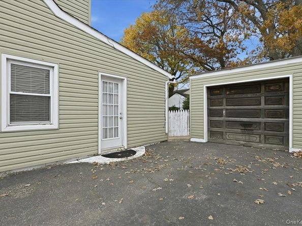 233 S Alleghany Avenue, Lindenhurst NY 11757