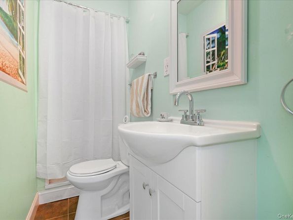 233 S Alleghany Avenue, Lindenhurst NY 11757