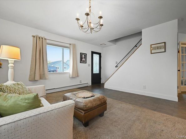 233 S Alleghany Avenue, Lindenhurst NY 11757