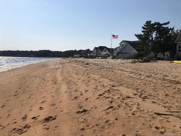 33 Willow Street, Aquebogue NY 11931