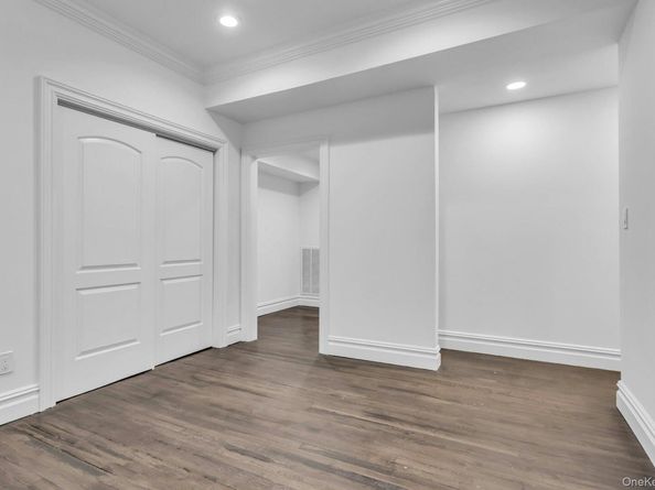 16 Robin Court, Glen Cove NY 11542