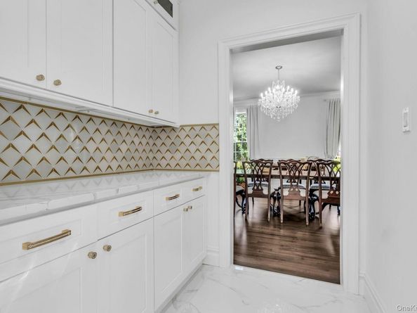 16 Robin Court, Glen Cove NY 11542