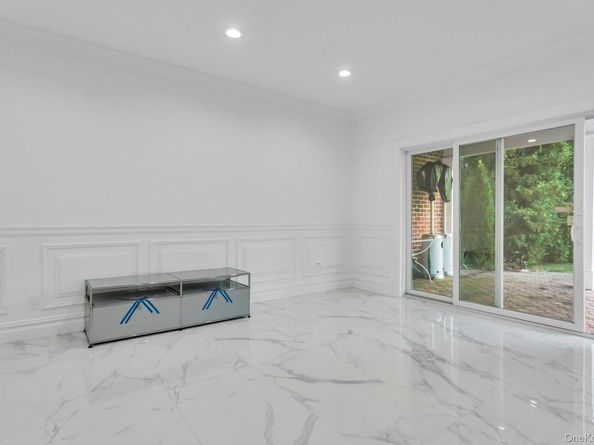 16 Robin Court, Glen Cove NY 11542