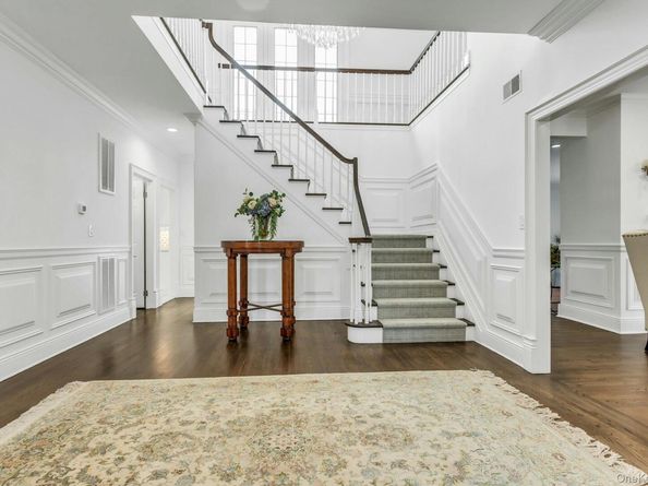 16 Robin Court, Glen Cove NY 11542