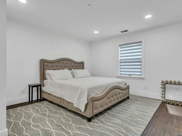 16 Robin Court, Glen Cove NY 11542