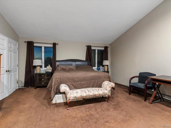 44 E End Avenue, Hicksville NY 11801