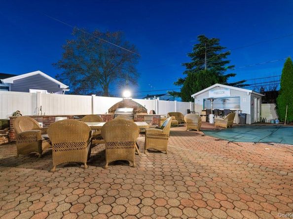 44 E End Avenue, Hicksville NY 11801