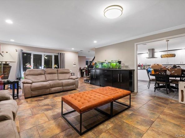 44 E End Avenue, Hicksville NY 11801