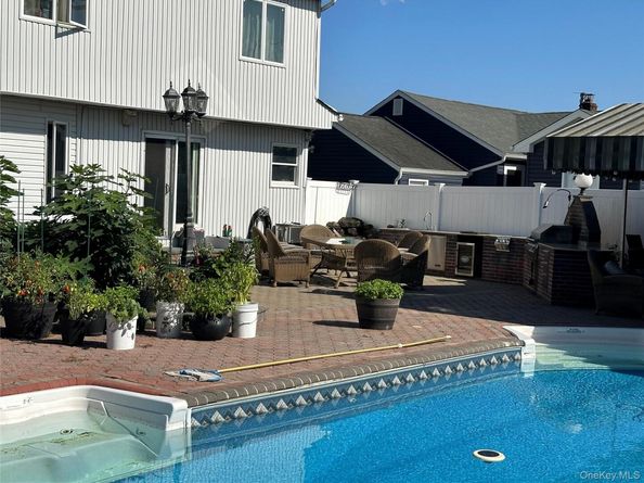 44 E End Avenue, Hicksville NY 11801