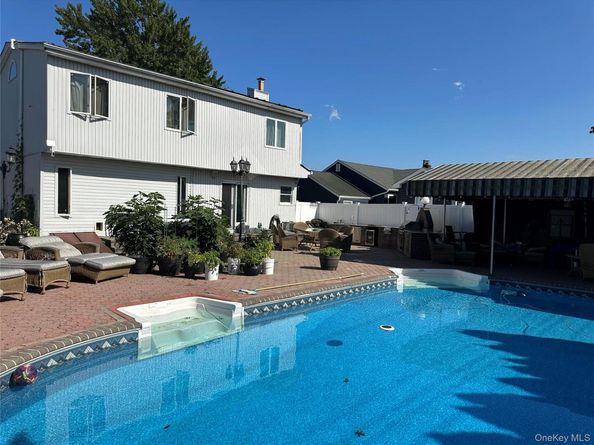 44 E End Avenue, Hicksville NY 11801