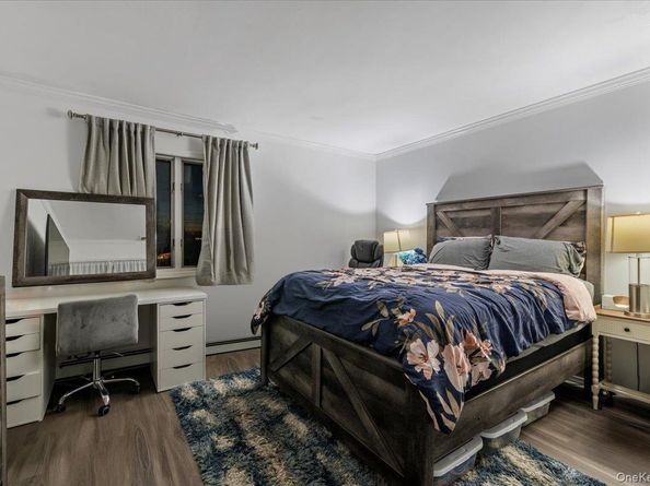 44 E End Avenue, Hicksville NY 11801