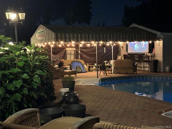 44 E End Avenue, Hicksville NY 11801