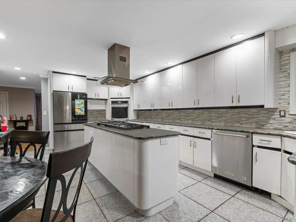 44 E End Avenue, Hicksville NY 11801