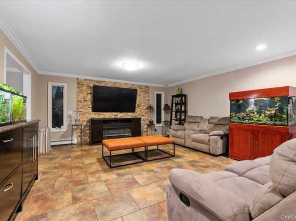 44 E End Avenue, Hicksville NY 11801