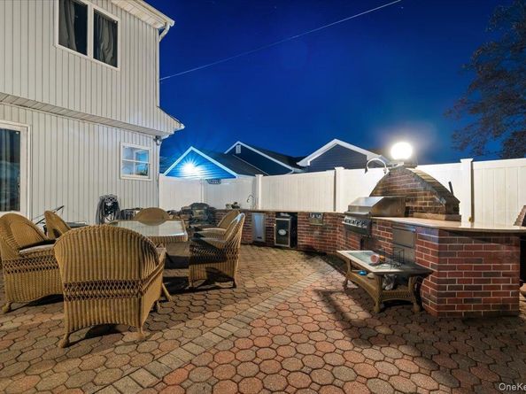 44 E End Avenue, Hicksville NY 11801