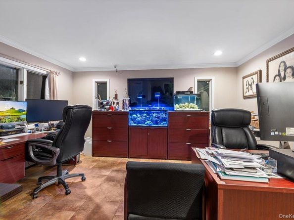 44 E End Avenue, Hicksville NY 11801