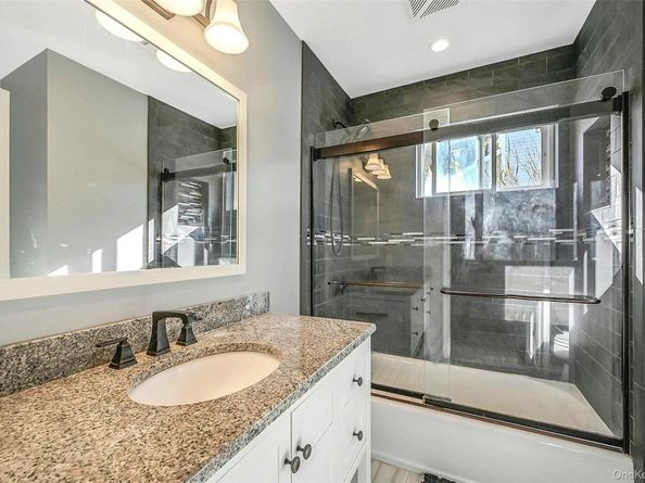 6 Laurel Crescent, Manorville NY 11949