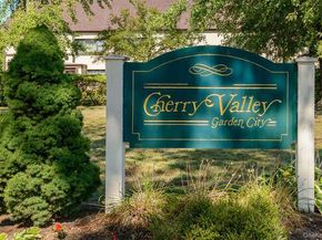 127 Fifteenth Street E2, Garden City NY 11530