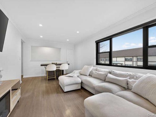 127 Fifteenth Street E2, Garden City NY 11530