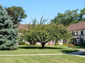 127 Fifteenth Street E2, Garden City NY 11530