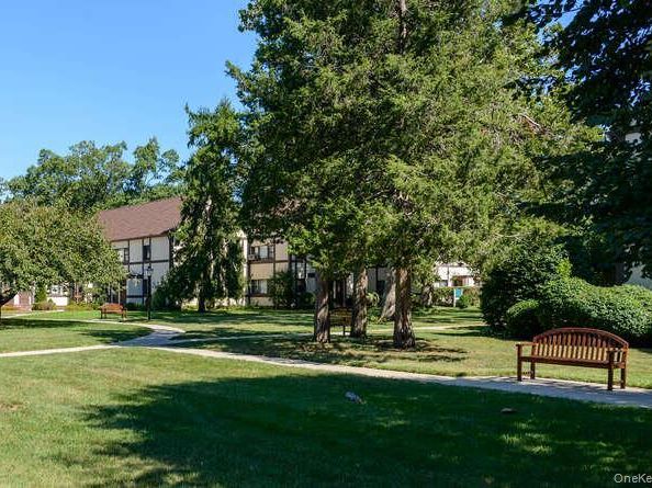 127 Fifteenth Street E2, Garden City NY 11530