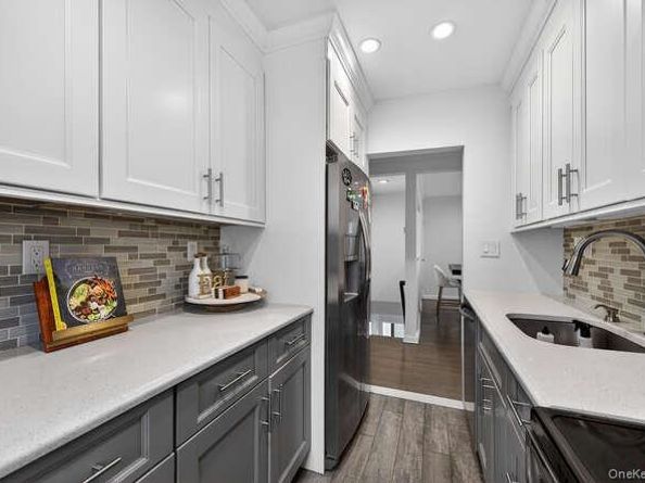 127 Fifteenth Street E2, Garden City NY 11530