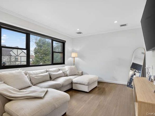 127 Fifteenth Street E2, Garden City NY 11530