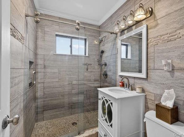 127 Fifteenth Street E2, Garden City NY 11530