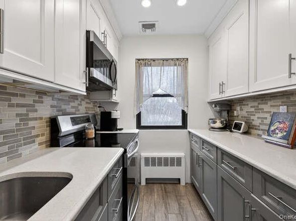 127 Fifteenth Street E2, Garden City NY 11530