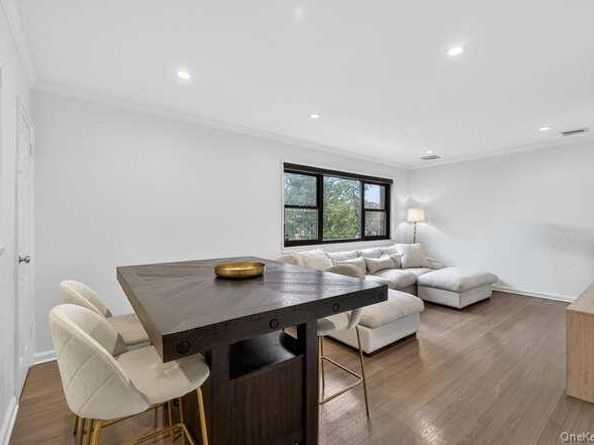 127 Fifteenth Street E2, Garden City NY 11530