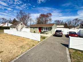 13 E Walnut Street, Central Islip NY 11722
