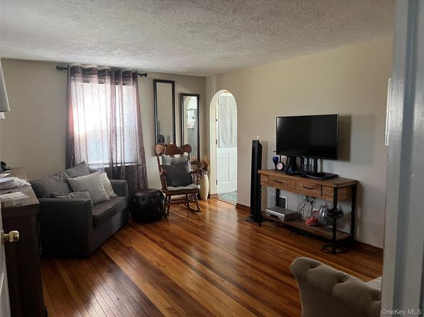 28 Penataquit Avenue, Bay Shore NY 11706