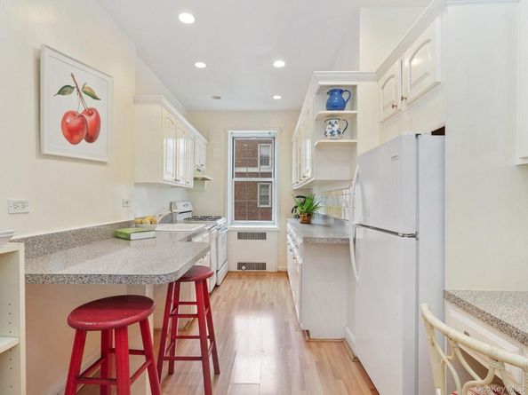 1 Midland Gardens 4A, Bronxville NY 10708