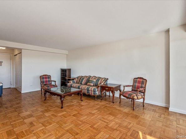 18-15 215th Street 9R, Bayside NY 11360