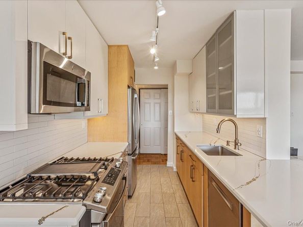 18-15 215th Street 9R, Bayside NY 11360