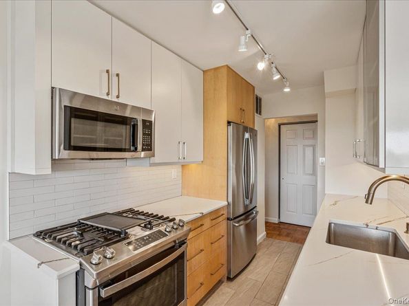 18-15 215th Street 9R, Bayside NY 11360