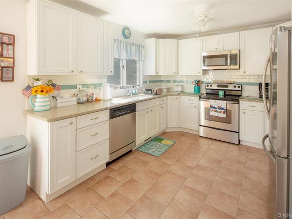 27 Newtown Court, Hampton Bays NY 11946