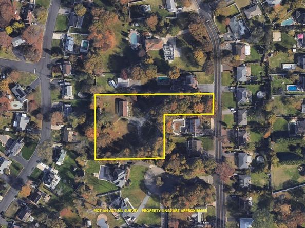 72 Locust Avenue, Oakdale NY 11769